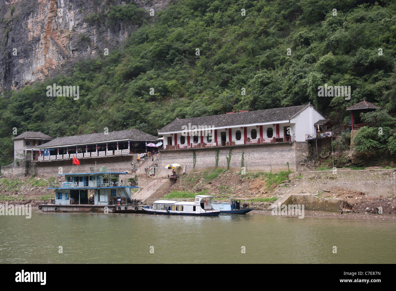 Lunch stop for Viking River Cruises passengers near the head of the Lesser Three Gorges Stock Photo