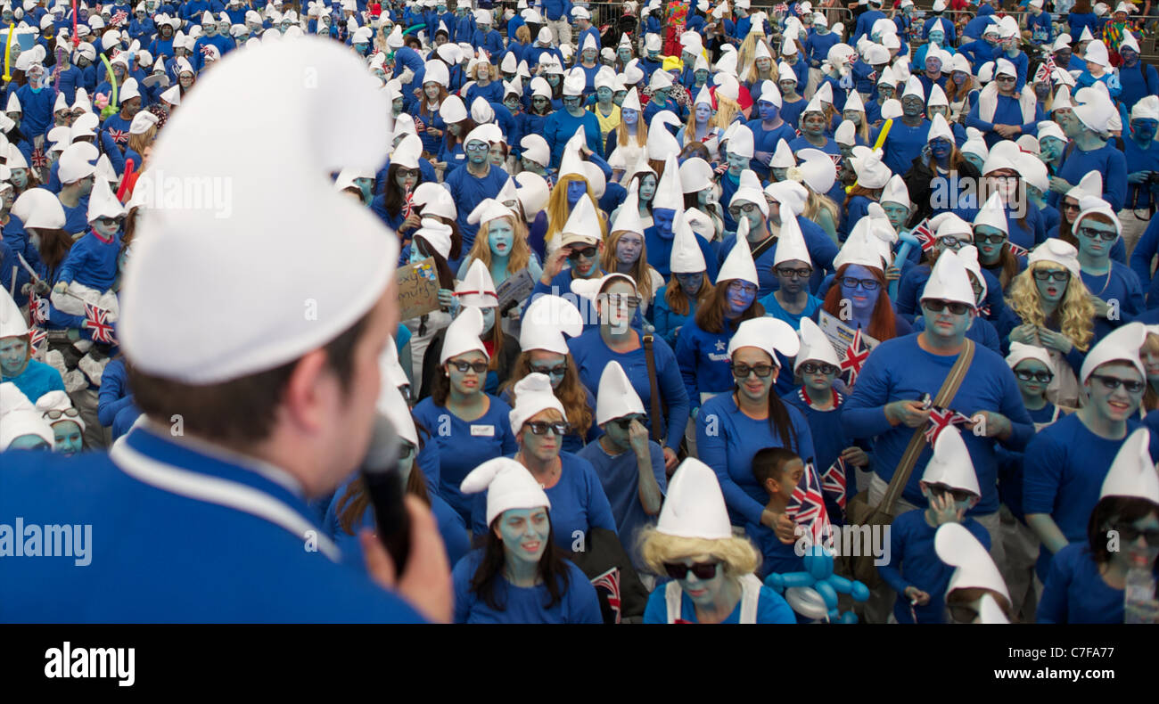 People dressed as smurfs hi-res stock photography and images - Alamy