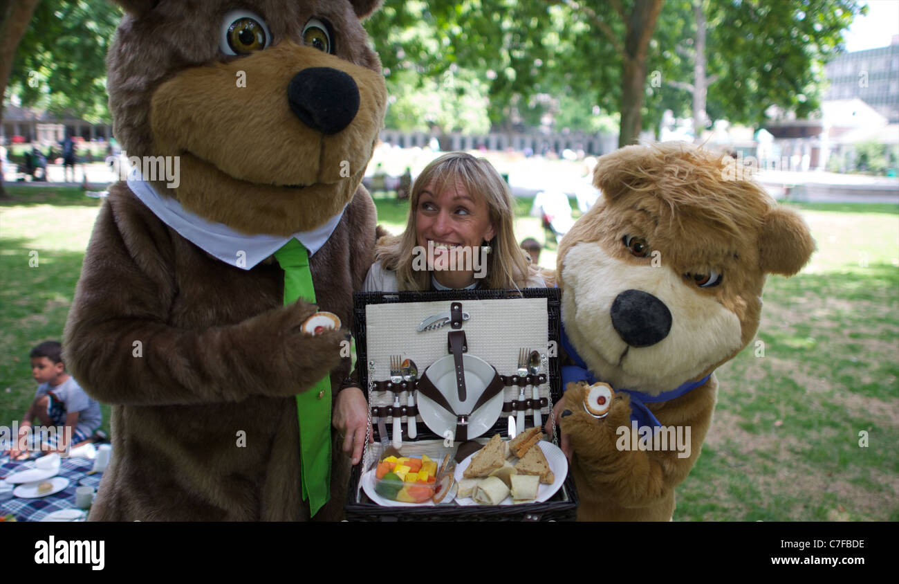 Yogi Bear, Boo Boo and wild life presenter Michaela Strachan having a picnic with children to launch national Pic-A-Nic Week Stock Photo
