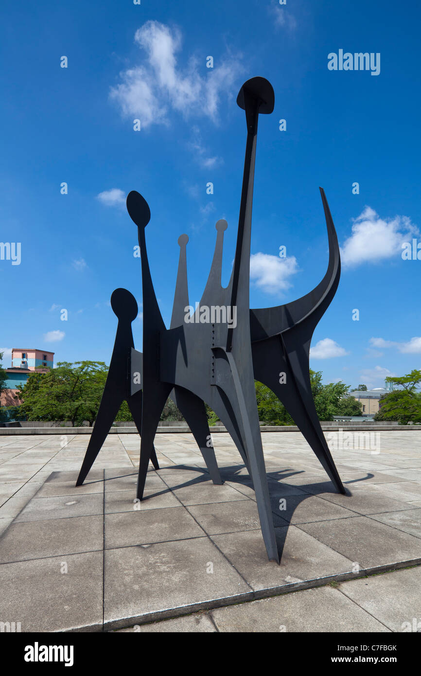 Alexander Calder sculpture Têtes et queue (Heads and Tail), New