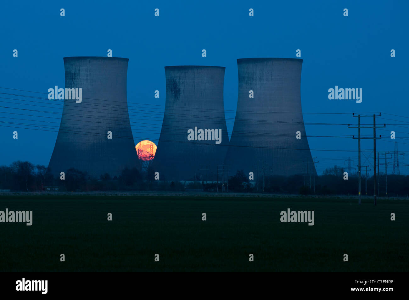 Super Moon, Moon rise behind Didcot Power Station and its cooling towers at dusk, Didcot, Oxfordshire Stock Photo