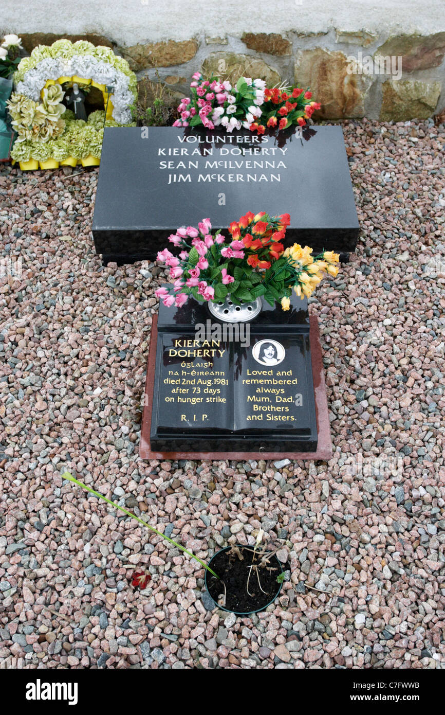 grave of ira members kieran doherty who died on hunger strike in 1981 sean mcilvenna and jim mckernan milltown cemetery Stock Photo