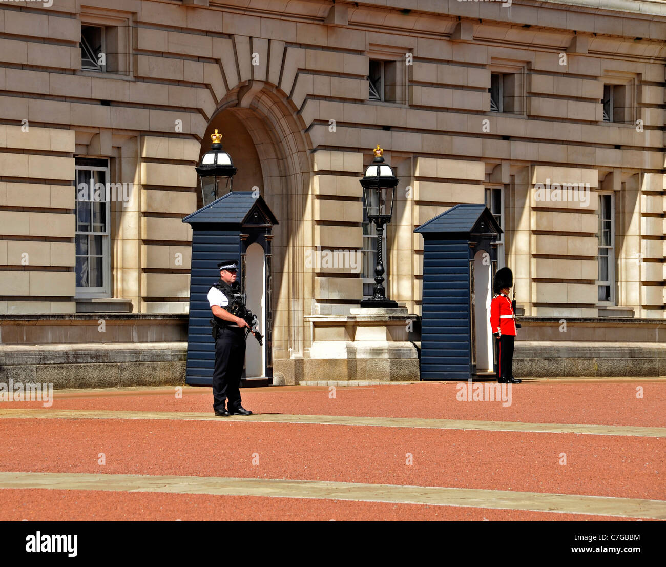 security at Buckingham Palace Stock Photo Alamy