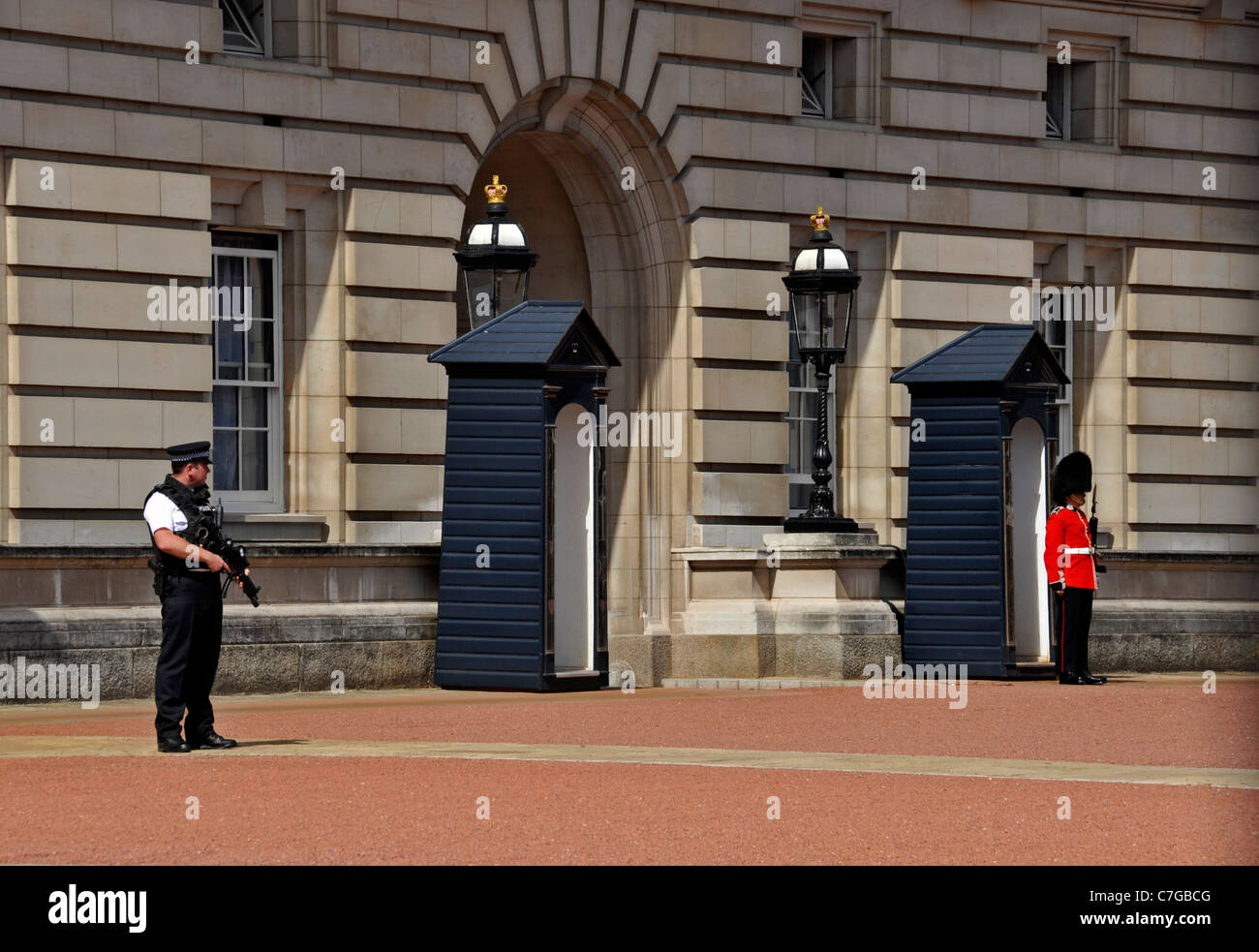 security at Buckingham Palace Stock Photo Alamy