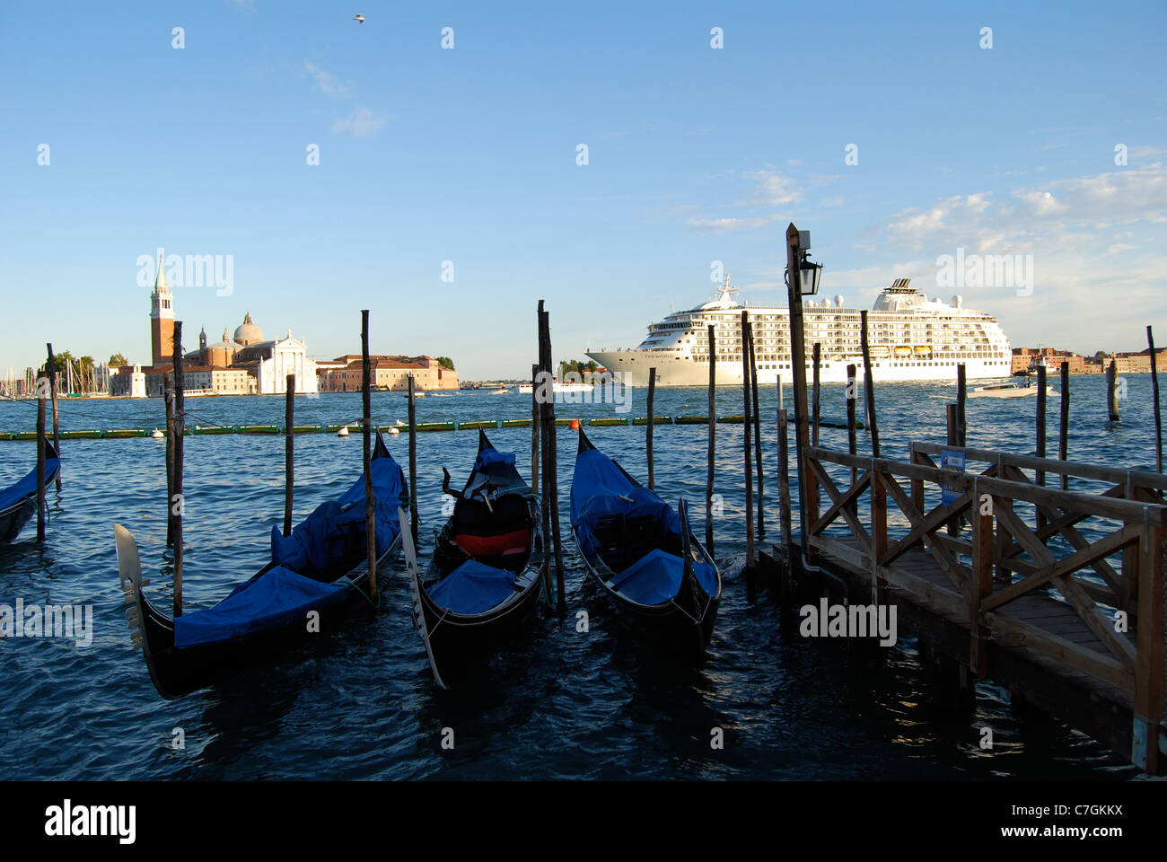 Gondolas cruise hi-res stock photography and images - Alamy