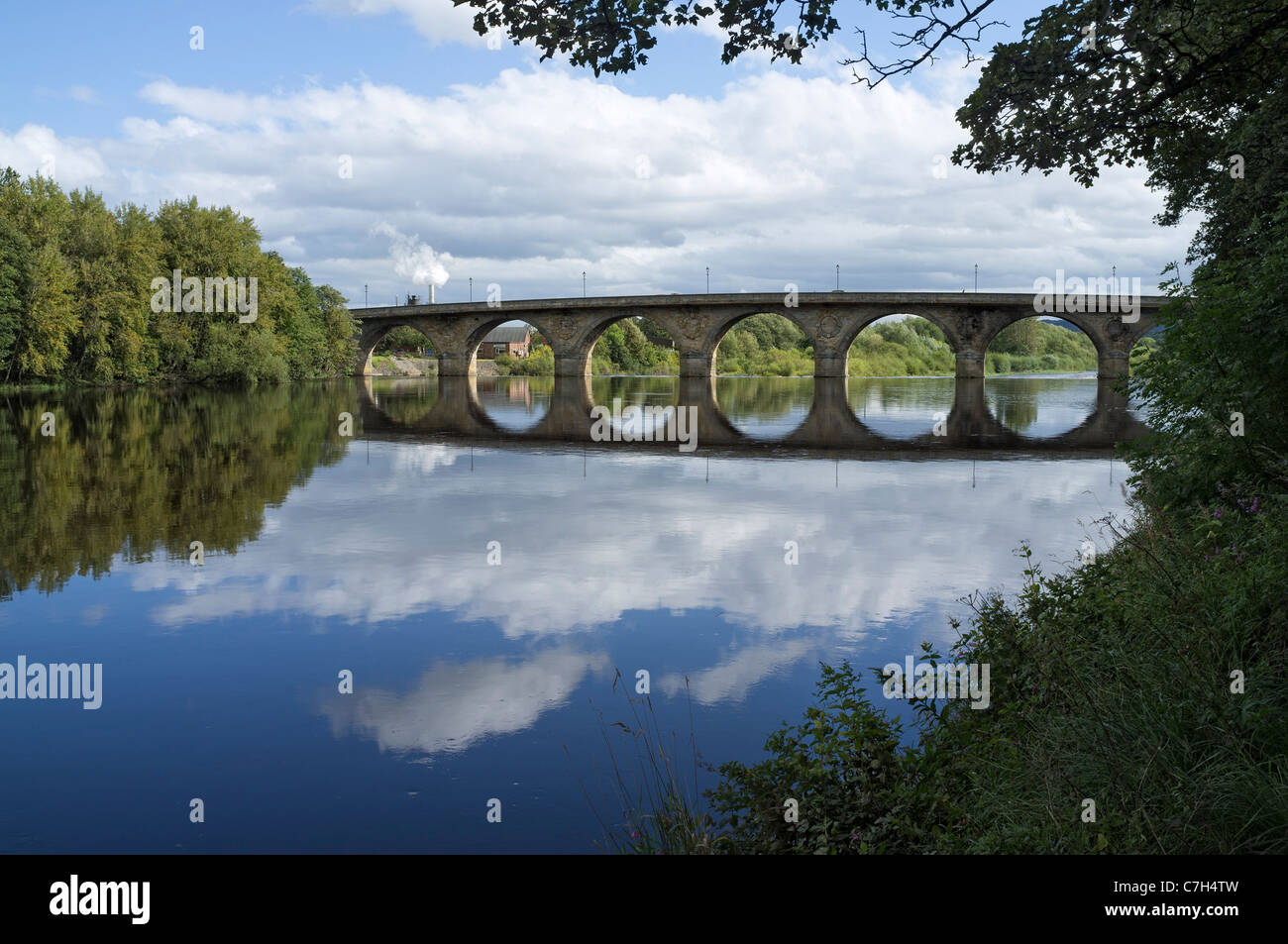 River Tyne and the bridge at Hexham Stock Photo