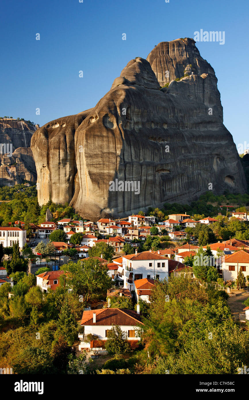 Kastraki village in the 'shadow' of the rocks of Meteora.  Trikala, Greece Stock Photo