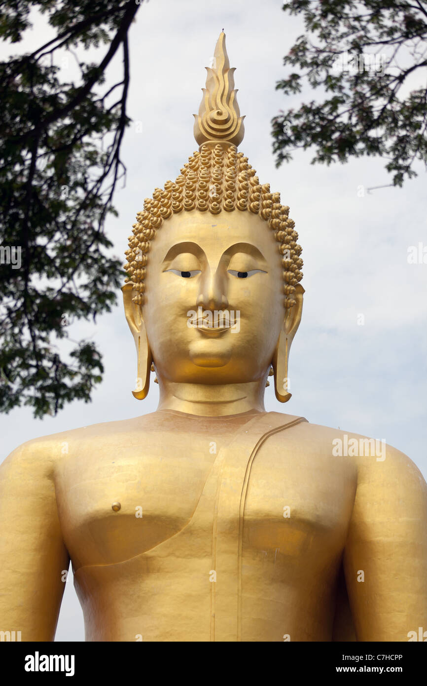 Giant golden buddha statue hires stock photography and images Alamy