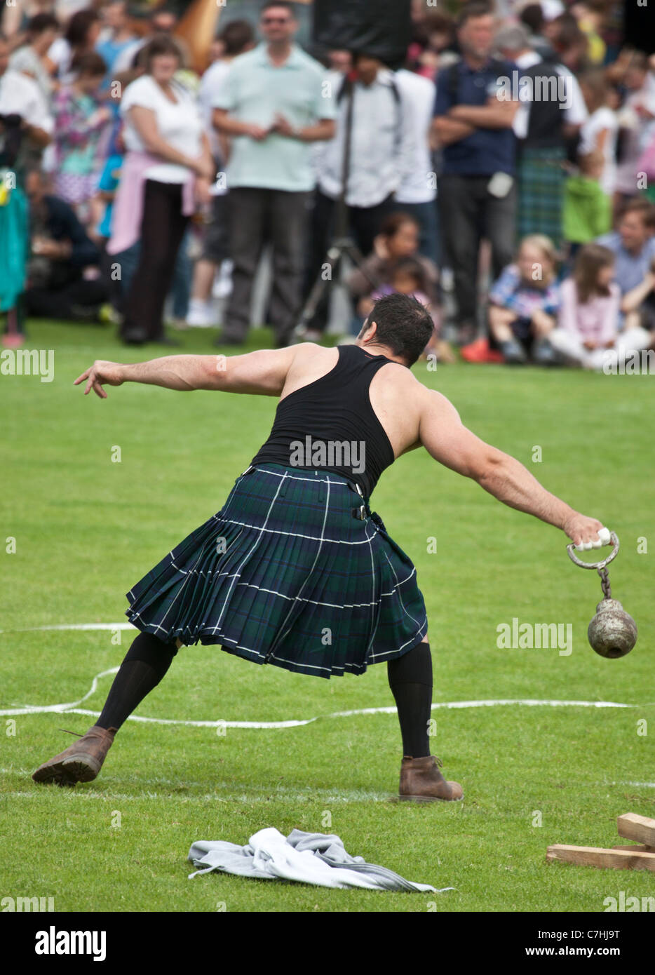 'Heavy' athlete throwing the 28lb weight at Brodick Highland Games, Isle of Arran Stock Photo