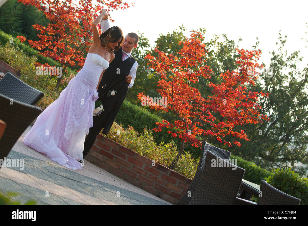bride and groom dancing Stock Photo - Alamy