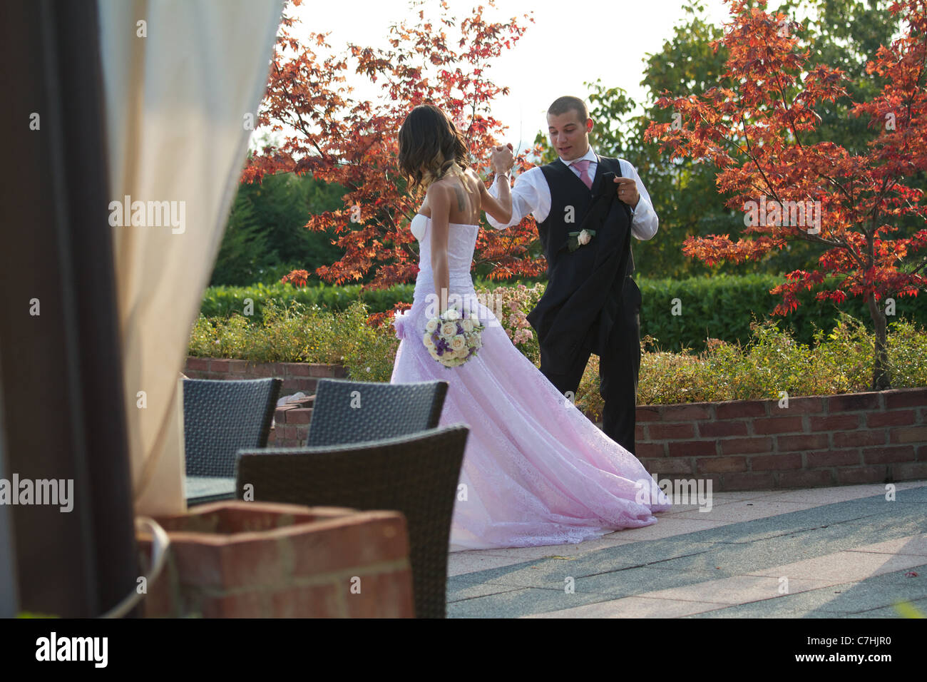 bride and groom dancing Stock Photo - Alamy