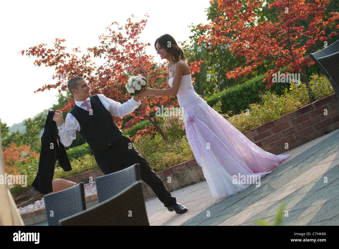 bride and groom dancing Stock Photo - Alamy