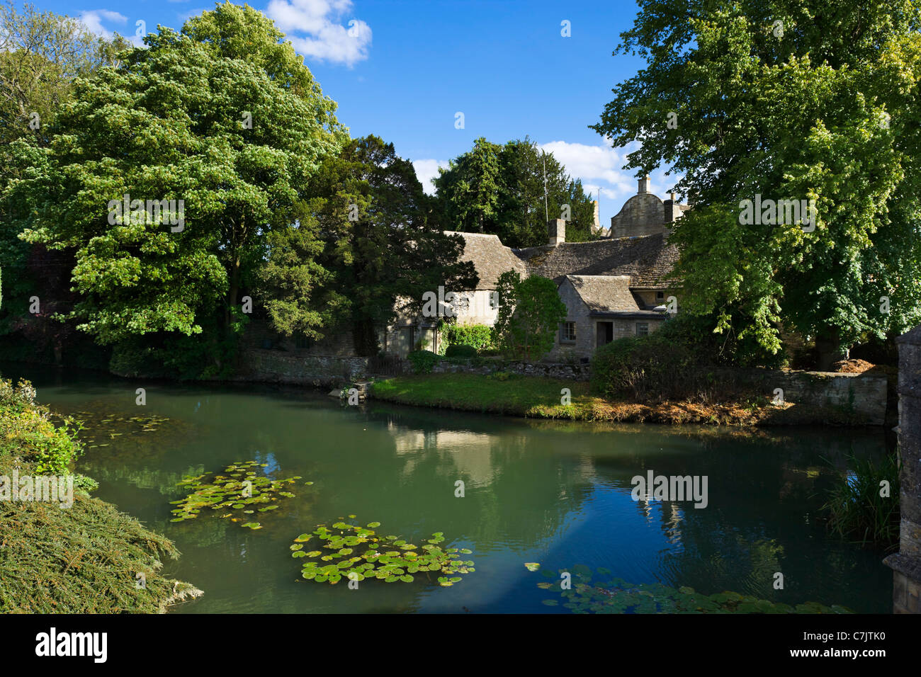 The River Windrush in the Cotswold town of Burford, Oxfordshire, England, UK Stock Photo