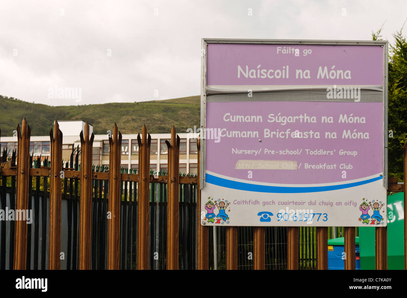 Sign at the Naiscoil na Mona (Gaelscoil), Irish Medium pre-school and primary school Stock Photo