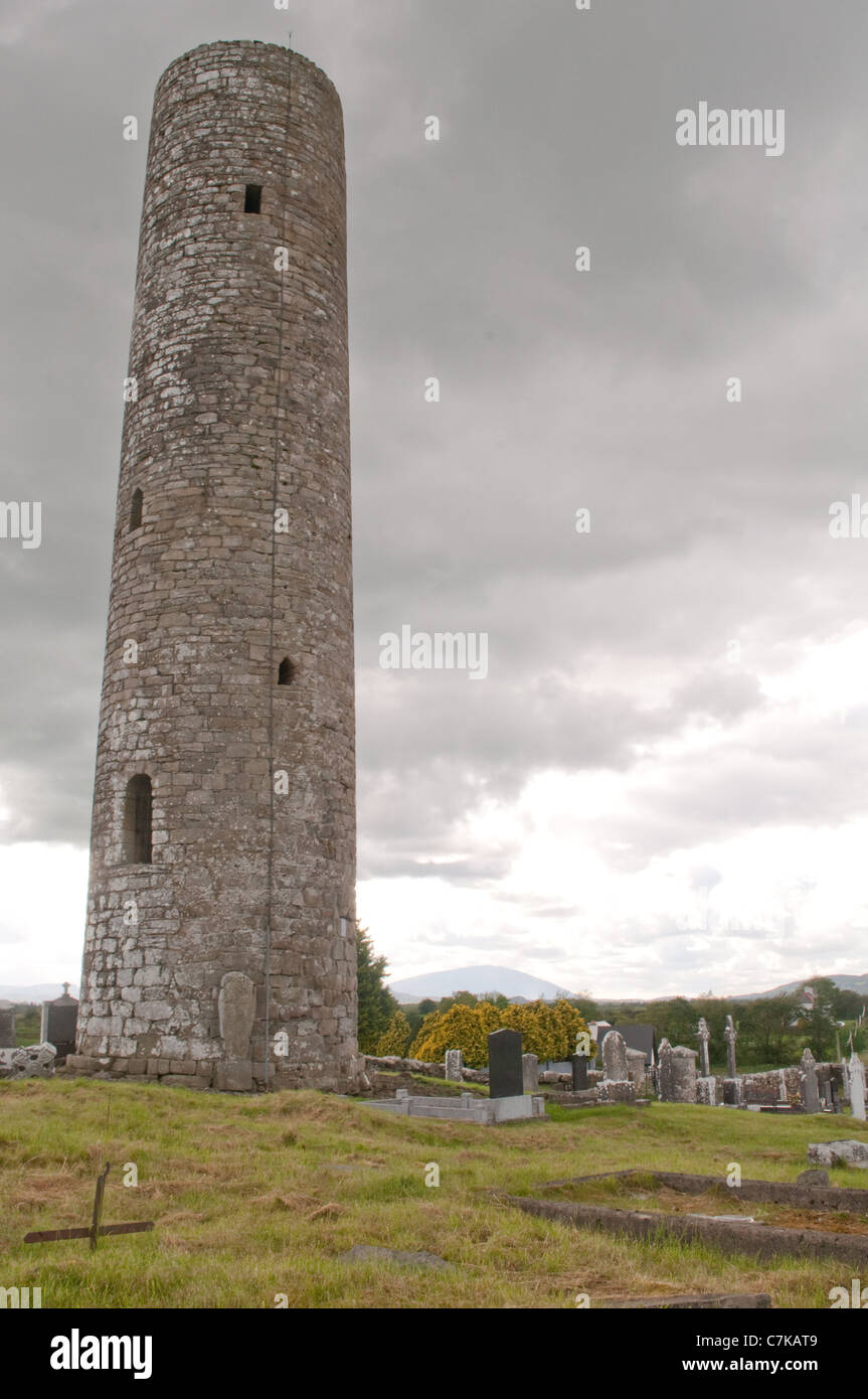 ROUND TOWER AND VIEW OF NEPHIN MOUNTAIN, MELICK, CO. MAYO Stock Photo