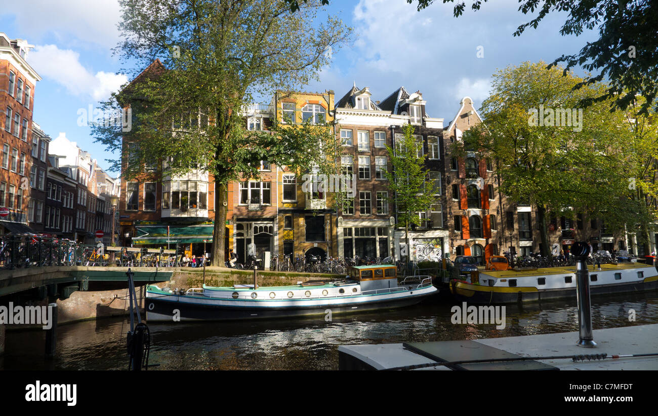 Houses and barges along Egelantiersgracht, Amsterdam, The Netherlands ...