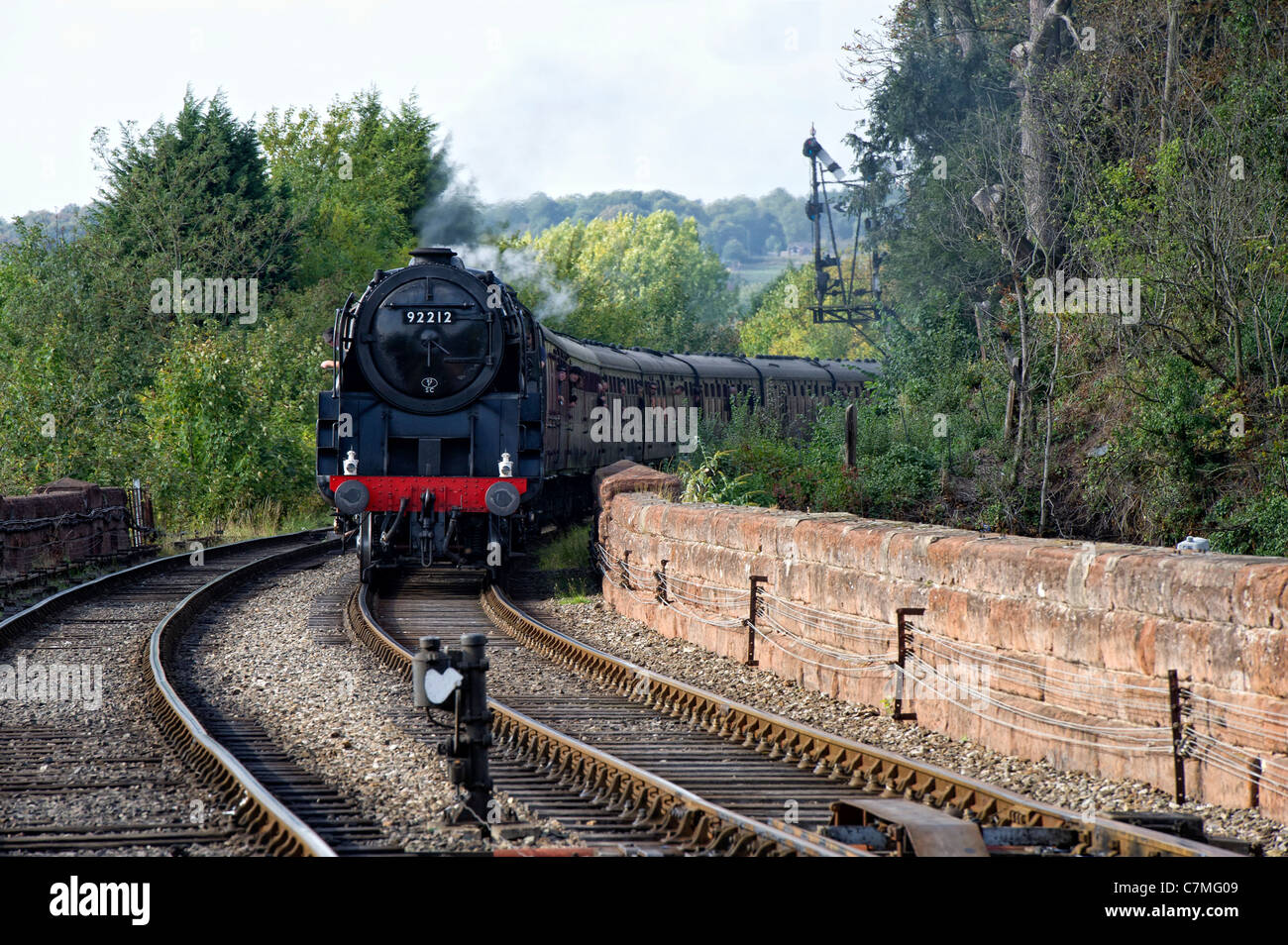 British Railways 9F 2-10-0 92212 steam locomotive approaches Bewdley Station, Worcestershire on the Severn Valley Railway Stock Photo