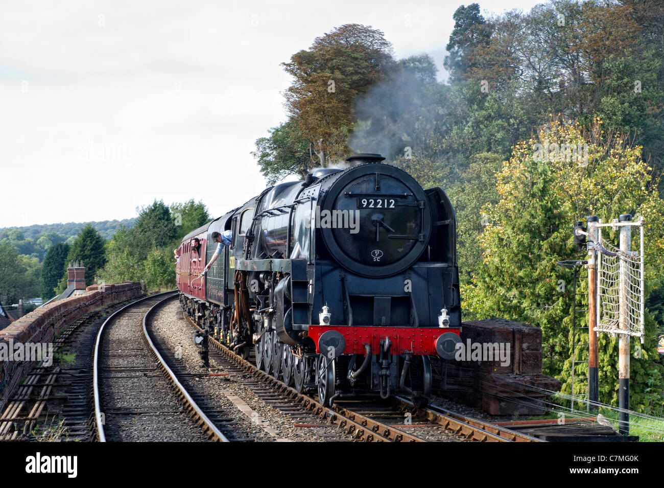 British Railways 9F 2-10-0 92212 steam locomotive approaches Bewdley Station, Worcestershire on the Severn Valley Railway Stock Photo