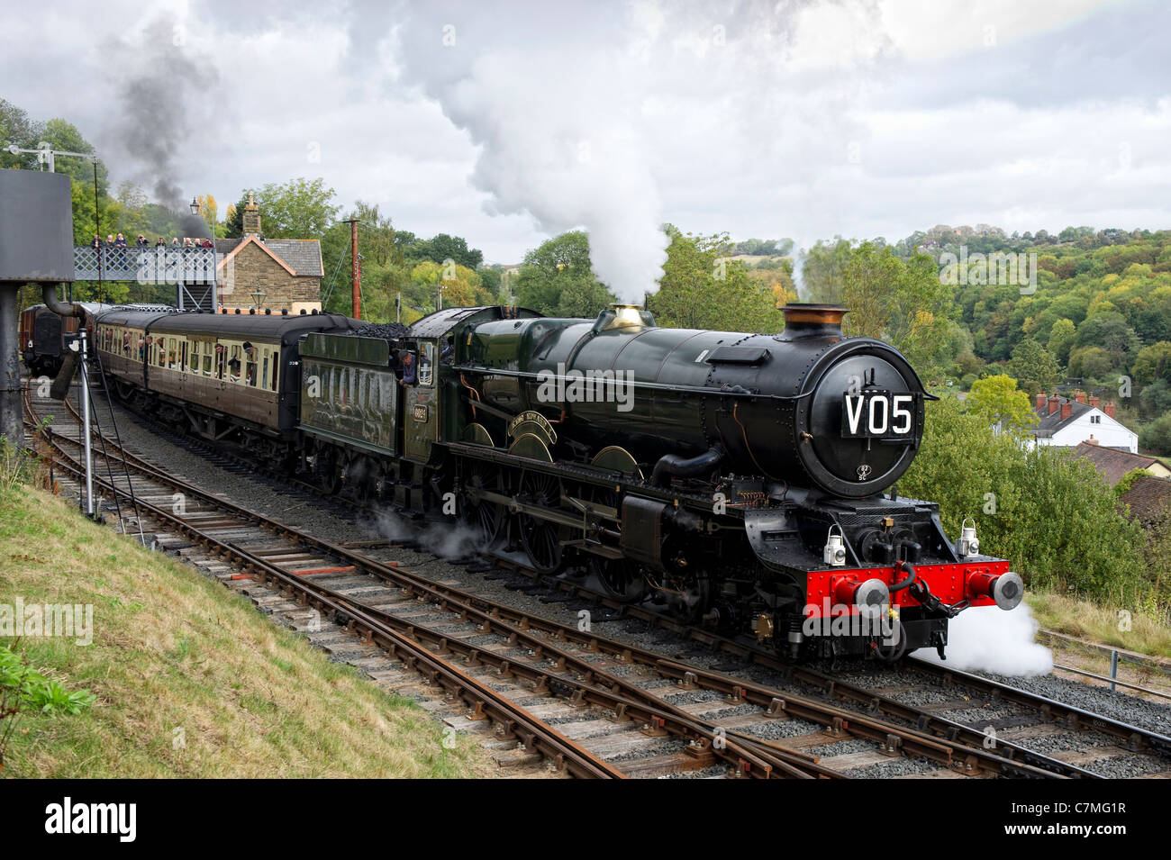 GWR King Class 4-6-0 No 6024 King Edward I steam locomotive leaves Highley Station, Shropshire on the Severn Valley Railway Stock Photo