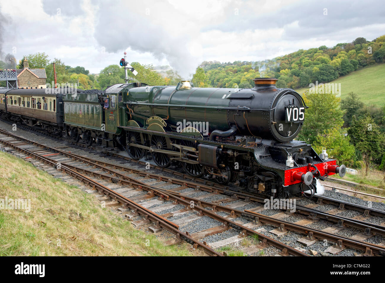 GWR King Class 4-6-0 No 6024 King Edward I steam locomotive leaves Highley Station, Shropshire on the Severn Valley Railway Stock Photo