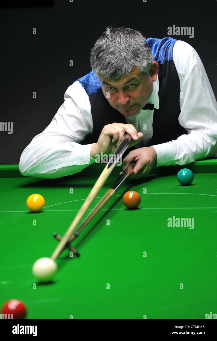 UK, John Parrott, professional, and former World Champion, snooker player and TV personality playing a set of exhibition games Stock Photo