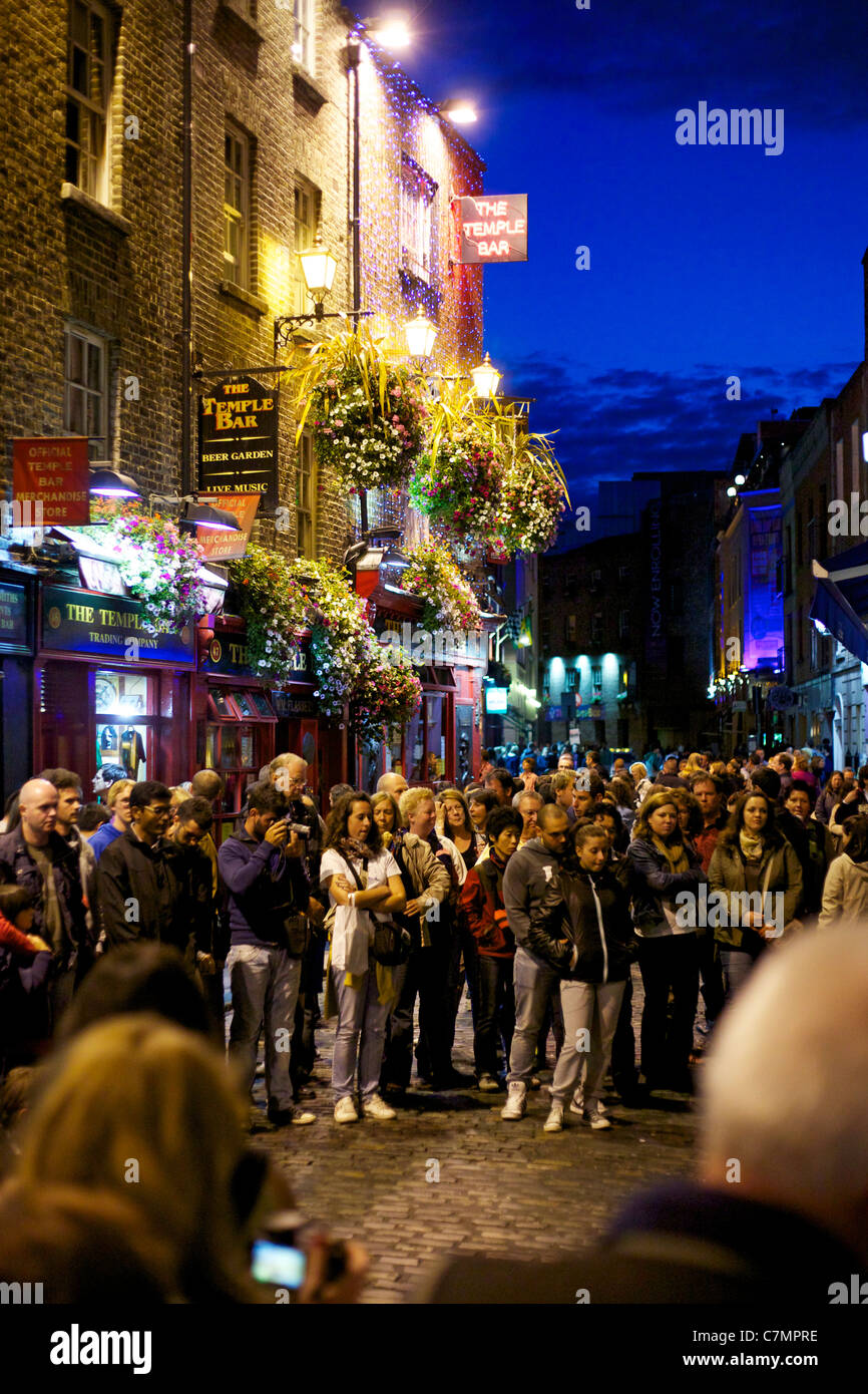 Crowd listening to music in street at Temple Bar, Dublin Stock Photo