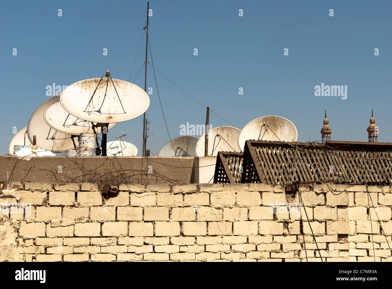 Satellite antennas hires stock photography and images Alamy