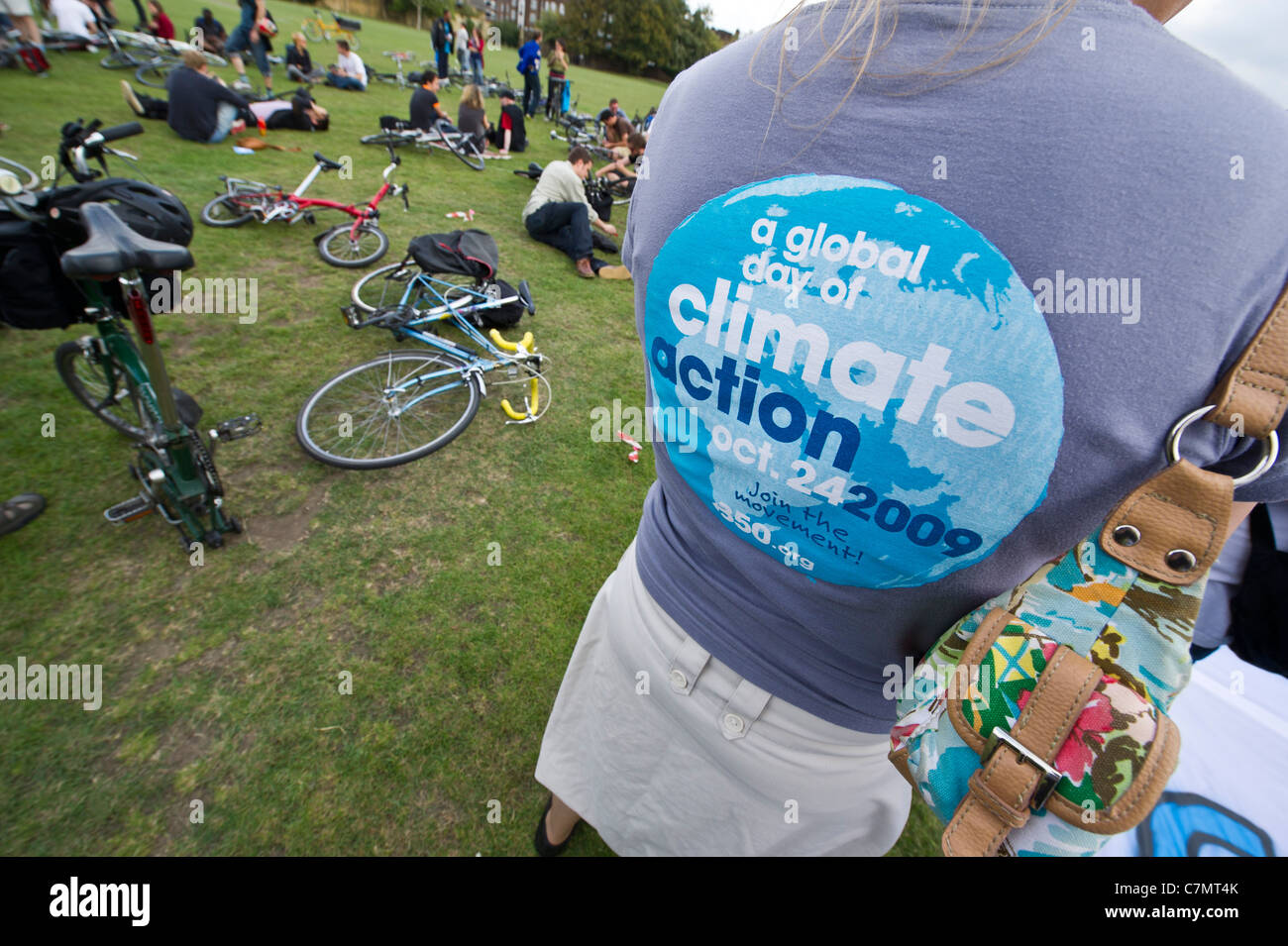 350.org launches Moving Planet.  In the UK they create London's biggest bike aerial photo. Stock Photo