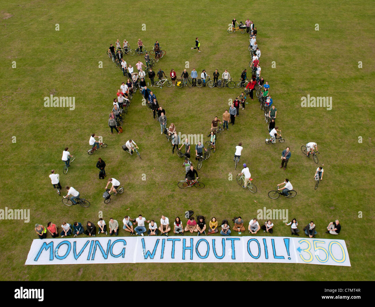 350.org launches Moving Planet.  In the UK they create London's biggest bike aerial photo. Stock Photo