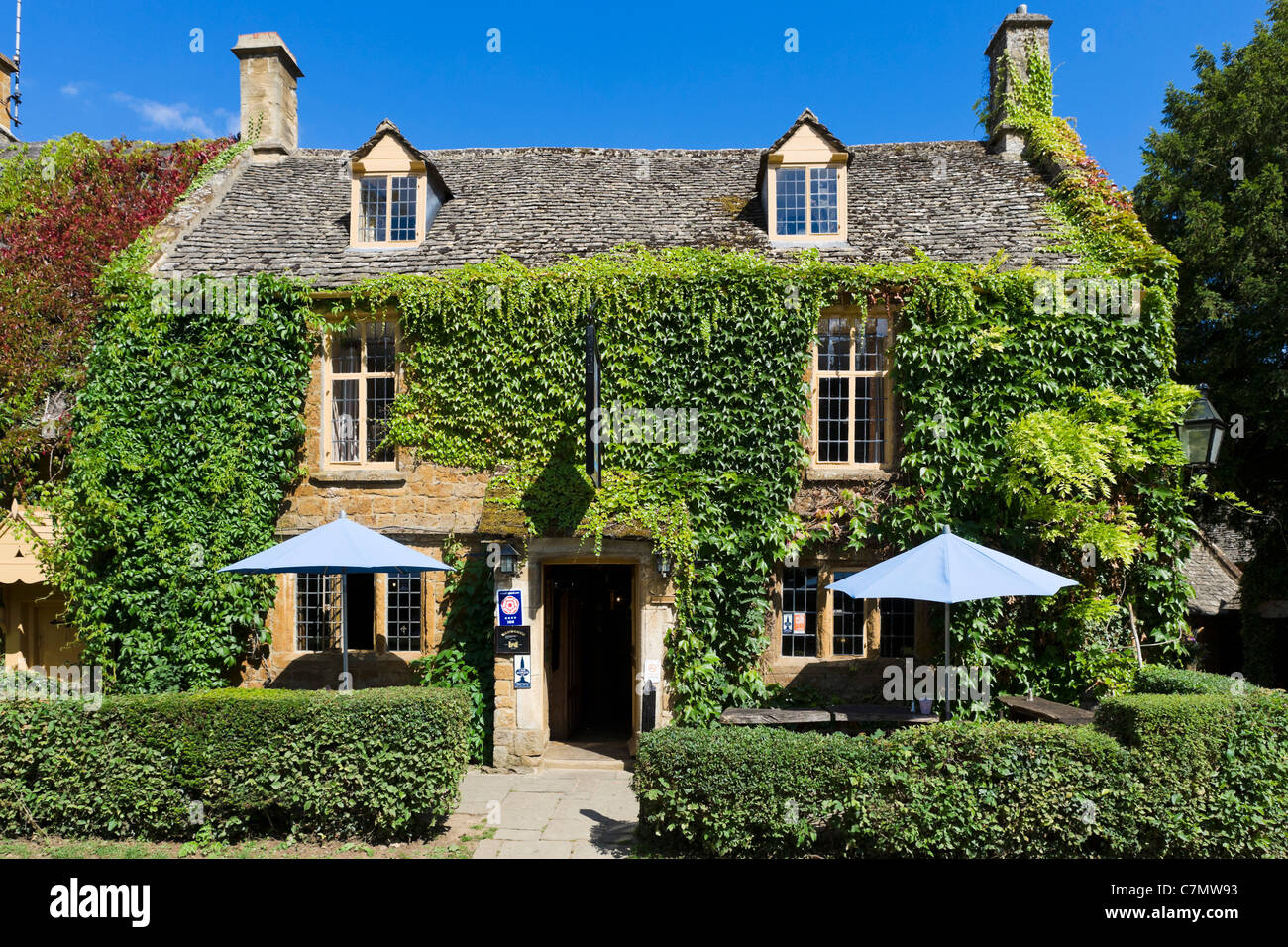 The Falkland Arms pub in the Cotswold village of Great Tew, Oxfordshire, England, UK Stock Photo