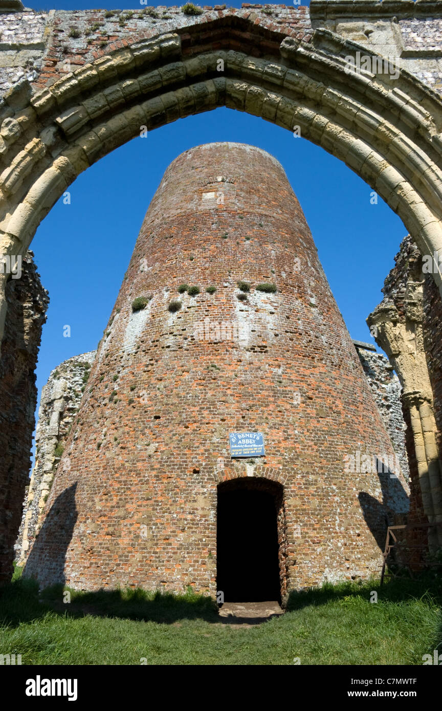 Ruins of St Benets Abbey and windmill beside the River Bure on the Norfolk Broads Stock Photo