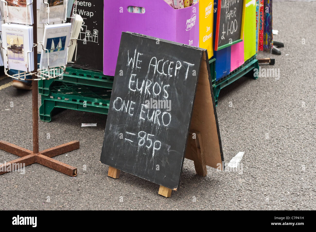 Black board in a UK market stating that euros are accepted, with current rate as 1 Euro = 85p.  September 2011. Stock Photo