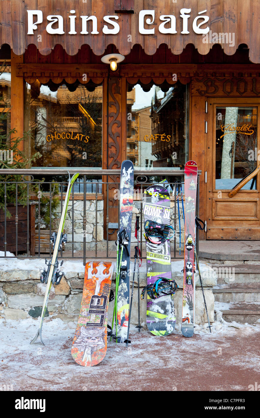 Cafe with skis and snowboards outside, Val d'Isere, Savoie, Rhone-Alpes, France. Stock Photo