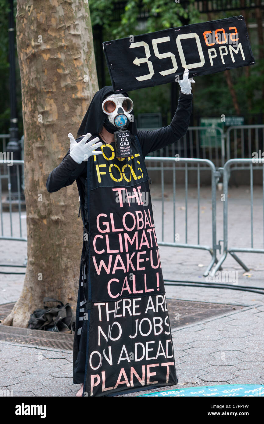 Environmentalism Rally Environmental activists rally in Dag Hammarskjold Plaza in New York ...