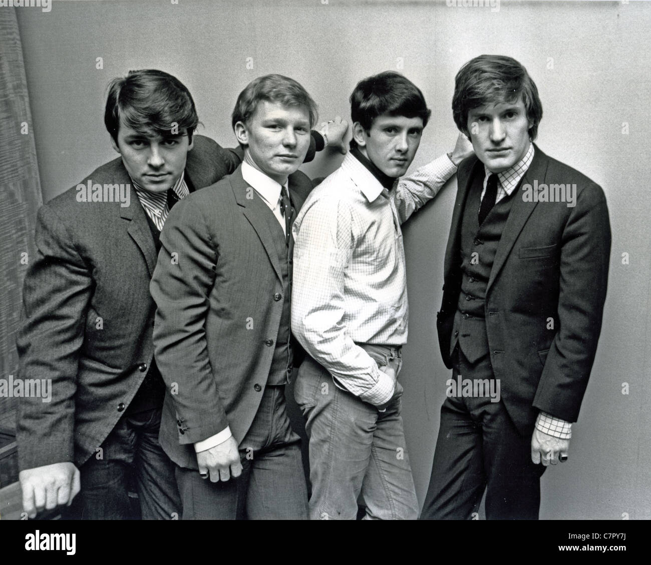 THE SEARCHERS UK pop group in 1965. From left: Mike Pender, John McNally,  Frank Allen, Chris Curtis Stock Photo - Alamy