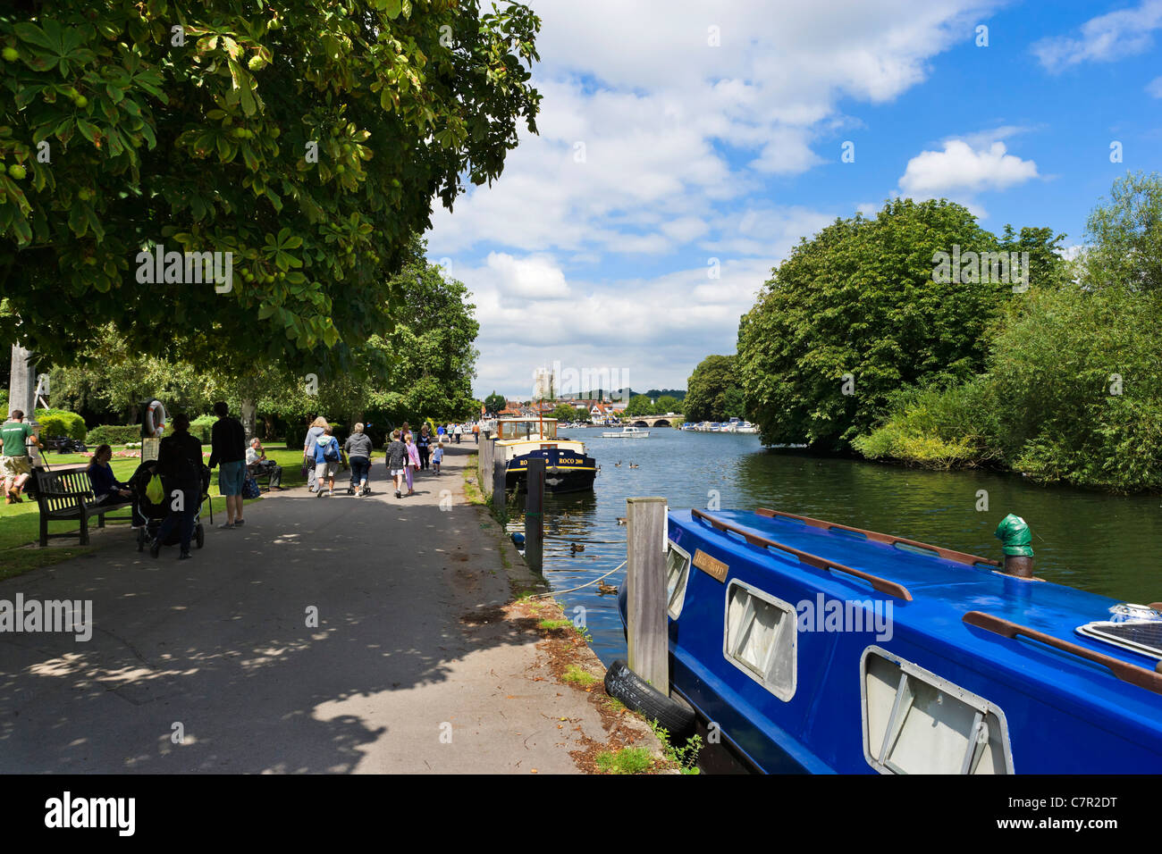 Boats moored along the riverbank on the River Thames at Henley-on-Thames, Oxfordshire, England, UK Stock Photo