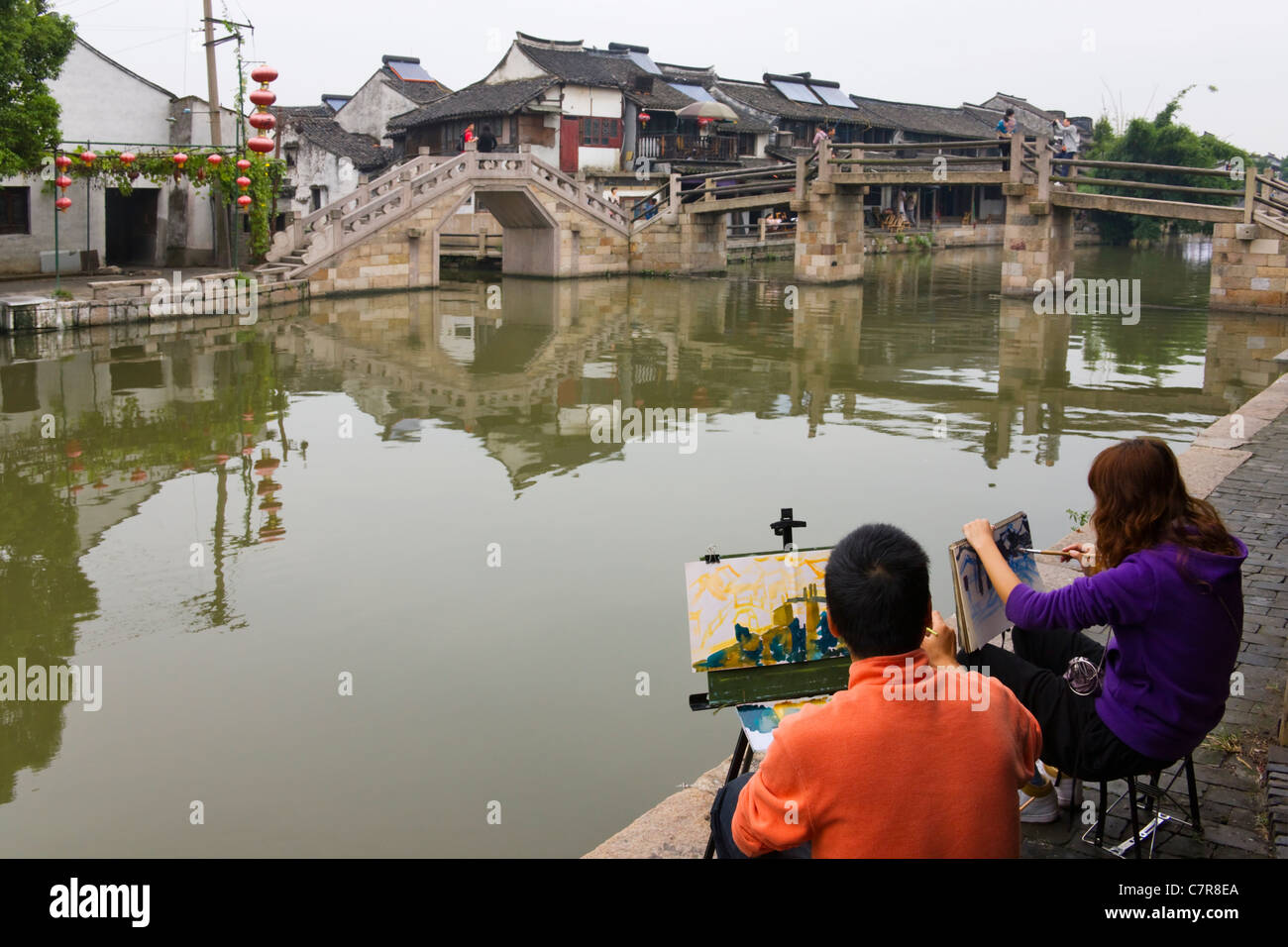 Students sketching old residence and stone bridge on the Grand Canal, Xitang, Zhejiang Province, China Stock Photo