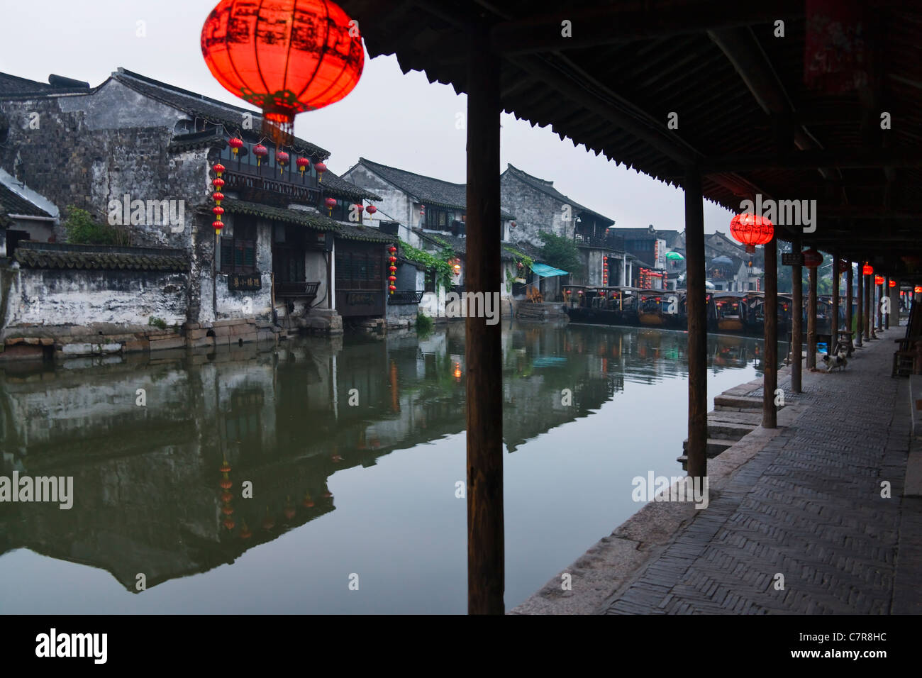Long corridor and old residence along the Grand Canal, Xitang, Zhejiang Province, China Stock Photo