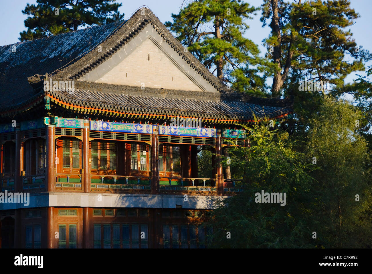 Yanyulou (Smoke and Fog) Chamber by the lake, Chengde Mountain Resort, Hebei Province, China Stock Photo