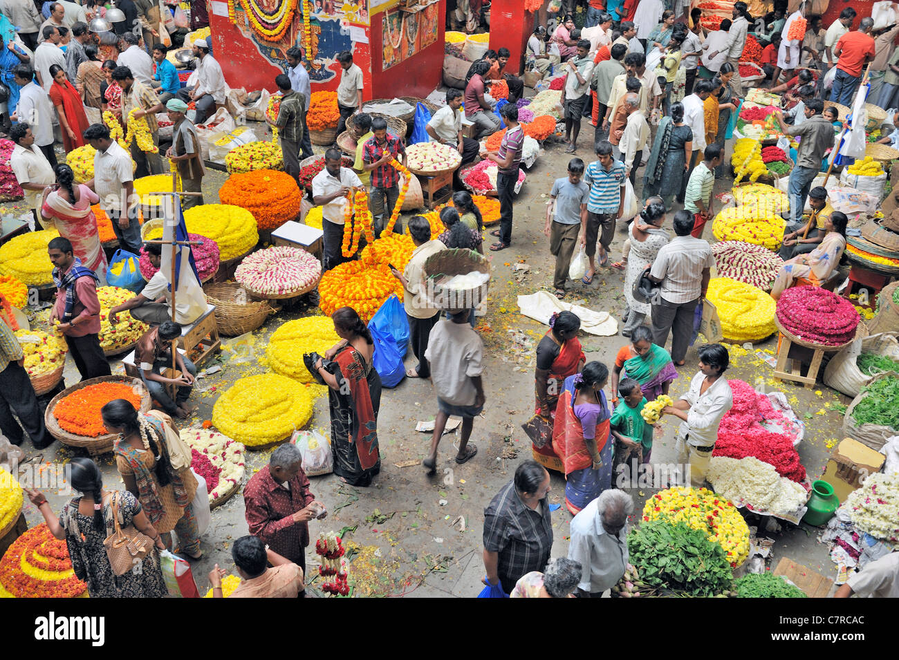 Trading flowers at the Krishnarajendra Market in central Bangalore Stock Photo