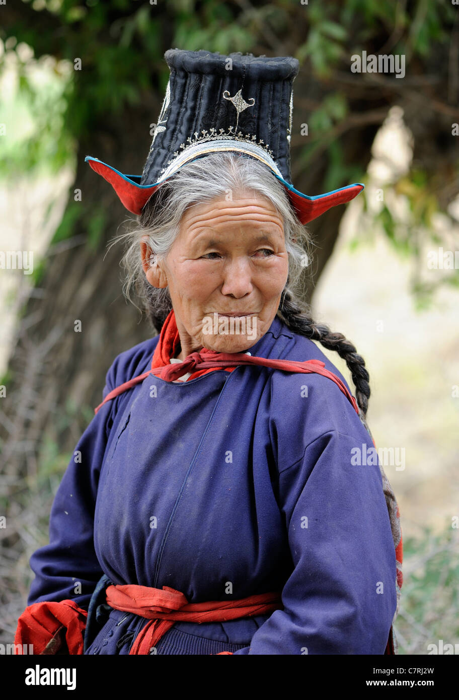 A woman in traditional dress awaits a bridegroom. Sumar, Nubra Valley, Ladakh, Republic of India. Stock Photo
