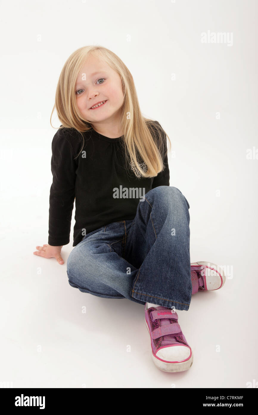 Black 5 year old girl hi-res stock photography and images - Alamy