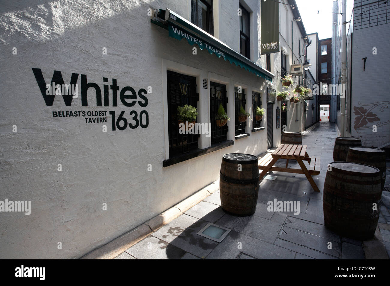 Whites Tavern, Belfasts oldest tavern established in 1630, Winecellar Entry, Belfast city centre, Northern Ireland, UK. Stock Photo
