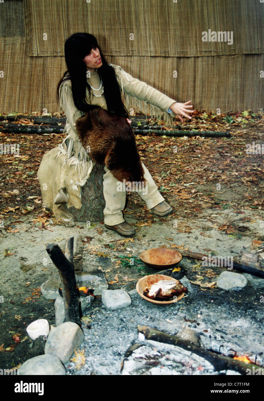 A woman interpreter re-enacts the Powhatan Indian way of life at the Jamestown Settlement, Virginia, in 1995 Stock Photo