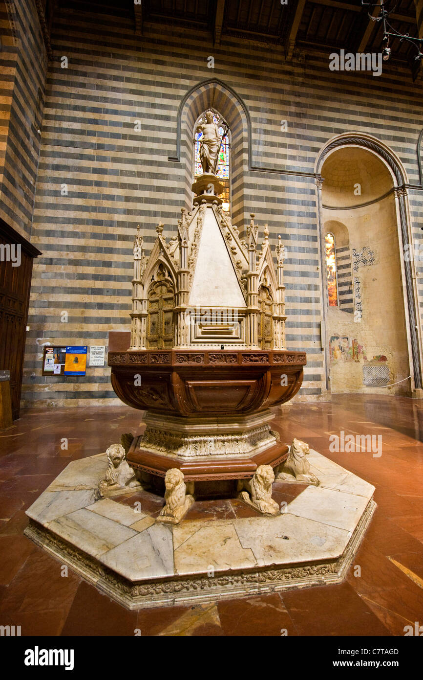 Italy, Umbria, Orvieto interior of the Duomo, Baptismal Font Stock Photo