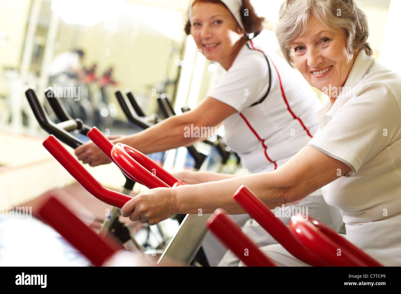 Senior seated exercise hi-res stock photography and images - Alamy