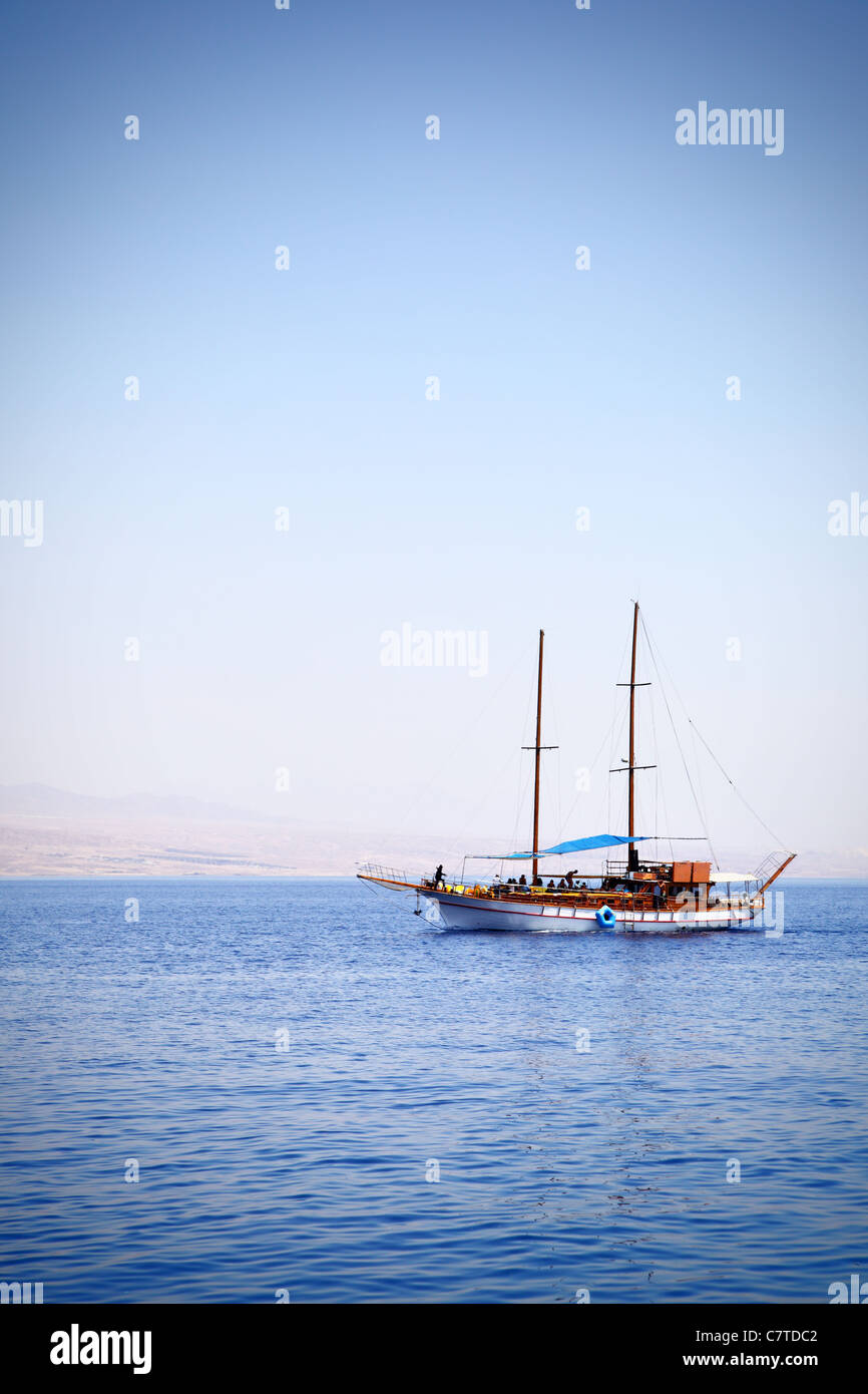 White sailing yacht at the Red sea Stock Photo - Alamy