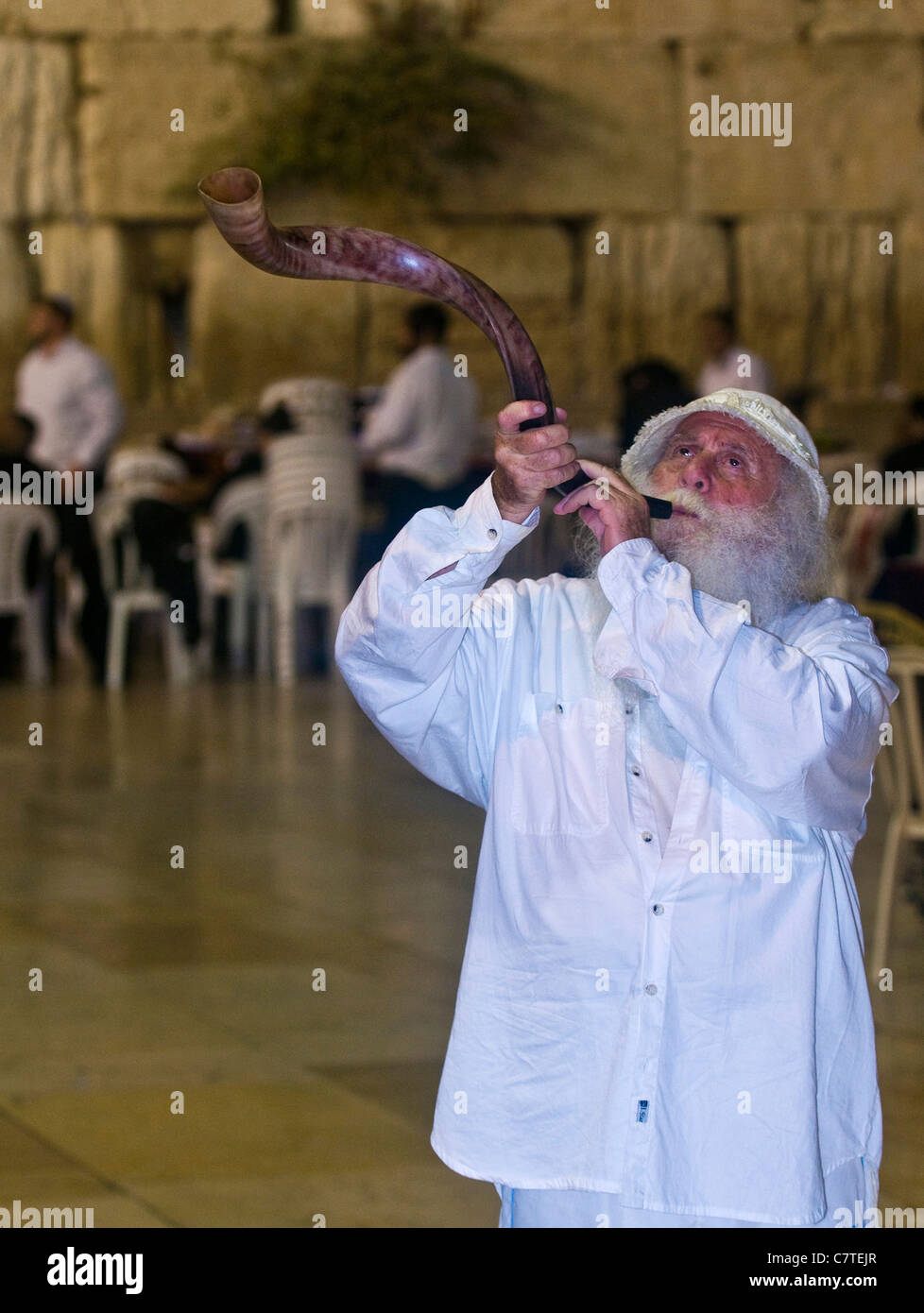 Rabbi shofar hires stock photography and images Alamy