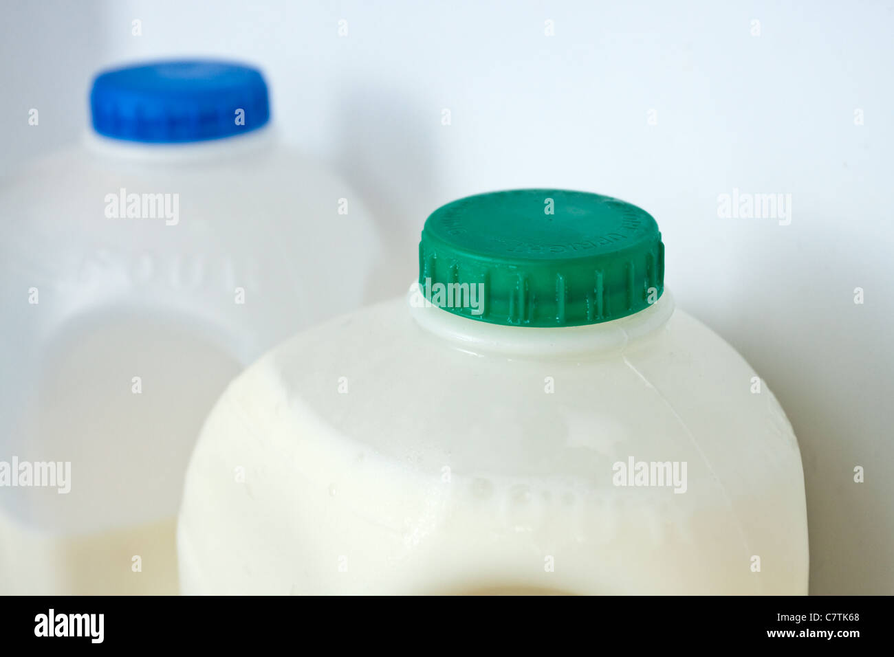 https://c8.alamy.com/comp/C7TK68/bottles-of-whole-and-semi-skimmed-milk-C7TK68.jpg