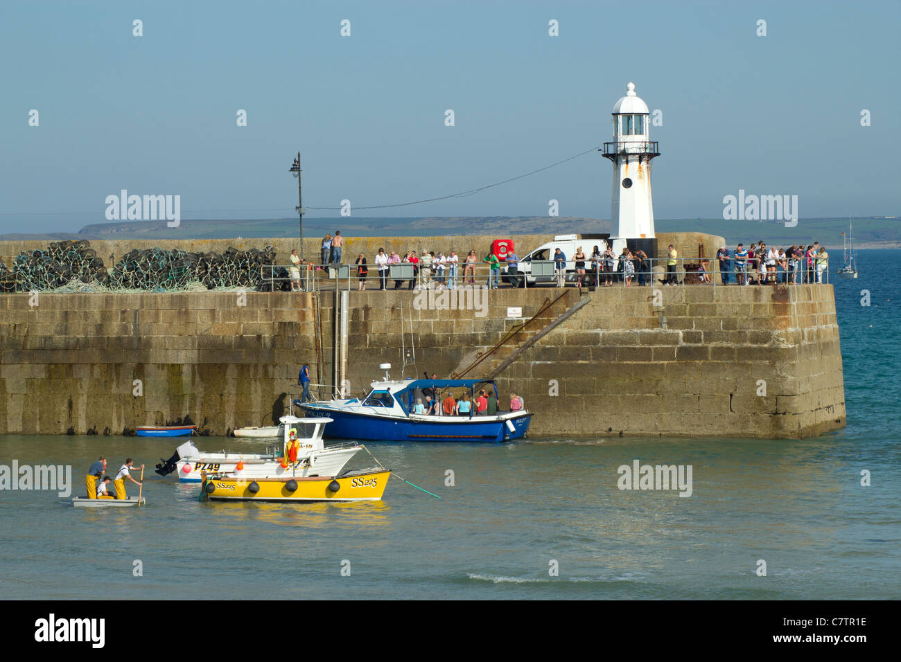 St. Ives harbour pier, people disembarking from the Dolly P after a trip to  Seal Island Stock Photo - Alamy